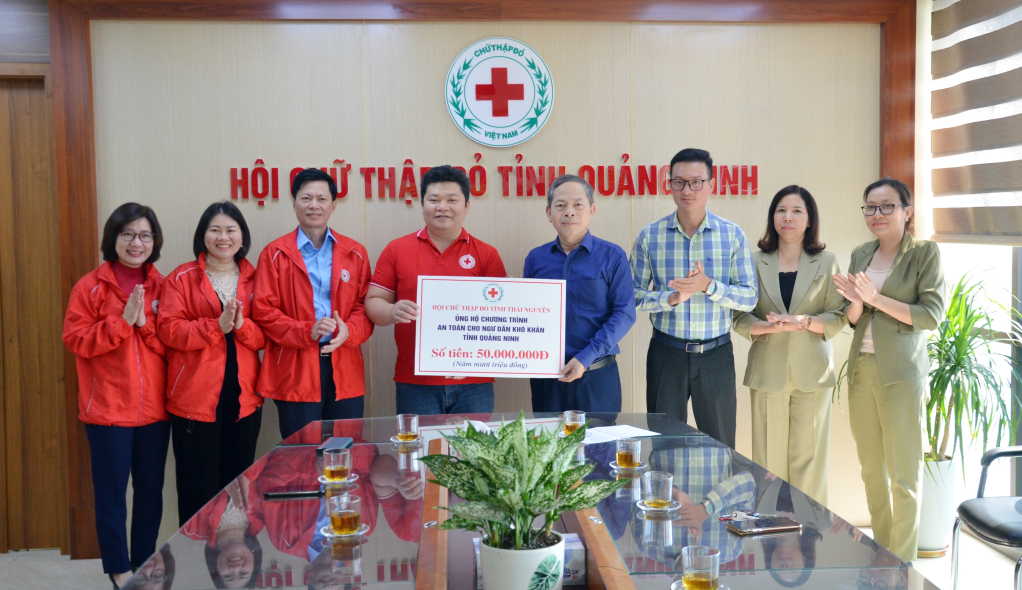 Lãnh đạo Hội Chữ thập đỏ tỉnh Quảng Ninh tiếp nhận 50 triệu đồng từ Hội Chữ thập đỏ tỉnh Thái Nguyên hỗ trợ Chương trình an toàn cho ngư dân khó khăn năm 2023 cho ngư dân các xã đảo của huyện Vân Đồn.