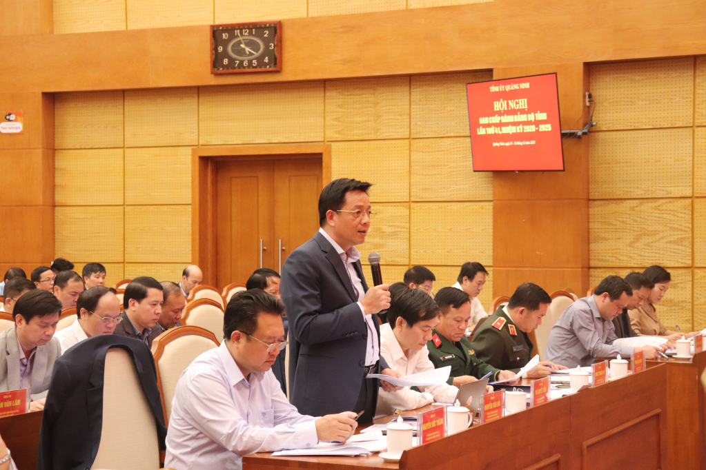 Đồng chí Nguyễn Văn Hồi, Trưởng Ban Dân Tỉnh ủy, Chủ tịch Ủy ban MTTQ tỉnh phát biểu tại hội nghị.