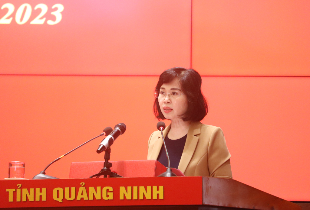 Đồng chí Trịnh Thị Minh Thanh, Phó Bí thư Thường trực Tỉnh ủy, thông tin về kết quả thực hiện nhiệm vụ công tác năm 2023.