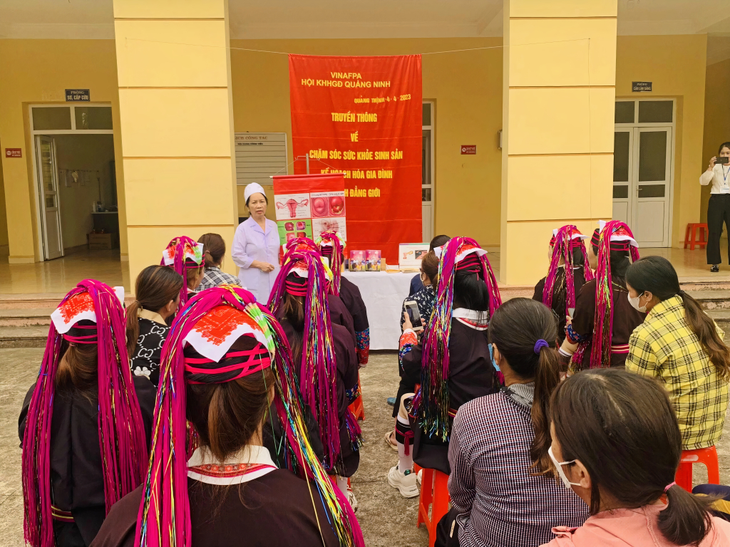 Hội KHHGĐ tỉnh tổ chức chương trình truyền thông chăm sóc SKSS-KHHGĐ tại xã Quảng Thịnh (huyện Hải Hà).