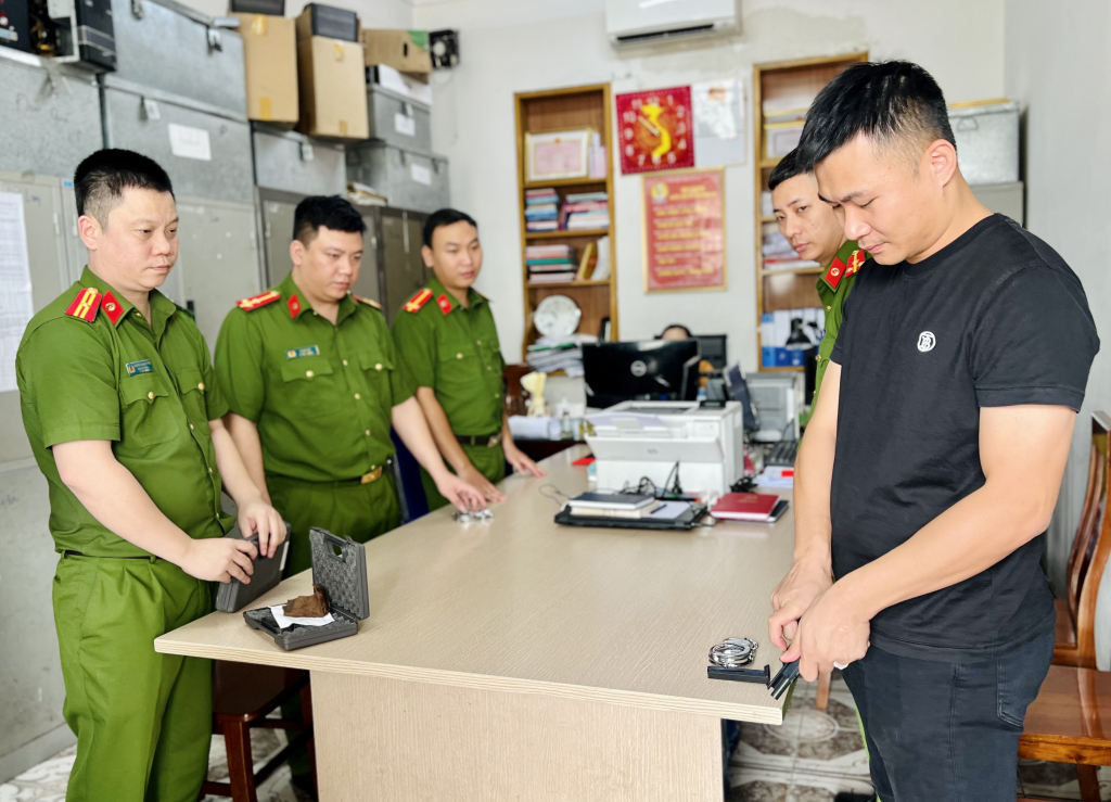 Cán bộ Đội Cảnh sát điều tra tội phạm về ma túy, Công an TP Cẩm Phả, chuẩn bị công cụ, dụng cụ tuần tra.