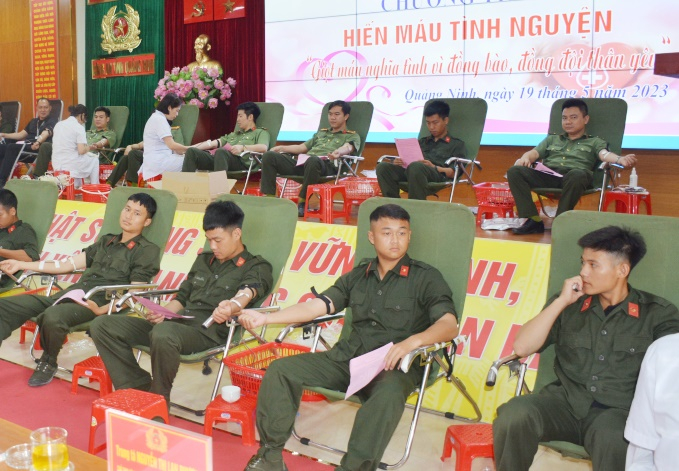 Cán bộ, chiến sĩ Công an tỉnh Quảng Ninh tham gia hiến máu.