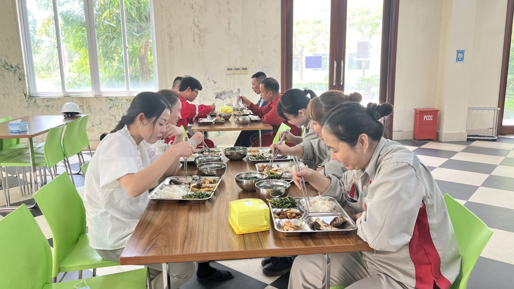 Bữa ăn ca của người lao động tại Công ty CP Nhiệt điện Thăng Long.