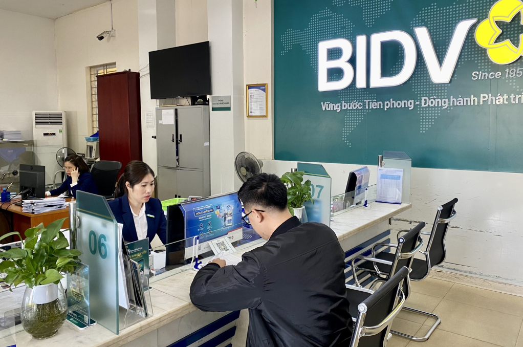 Cán bộ Ngân hàng TMCP Đầu tư và Phát triển Việt Nam – Chi nhánh Hạ Long hỗ trợ khách hàng.