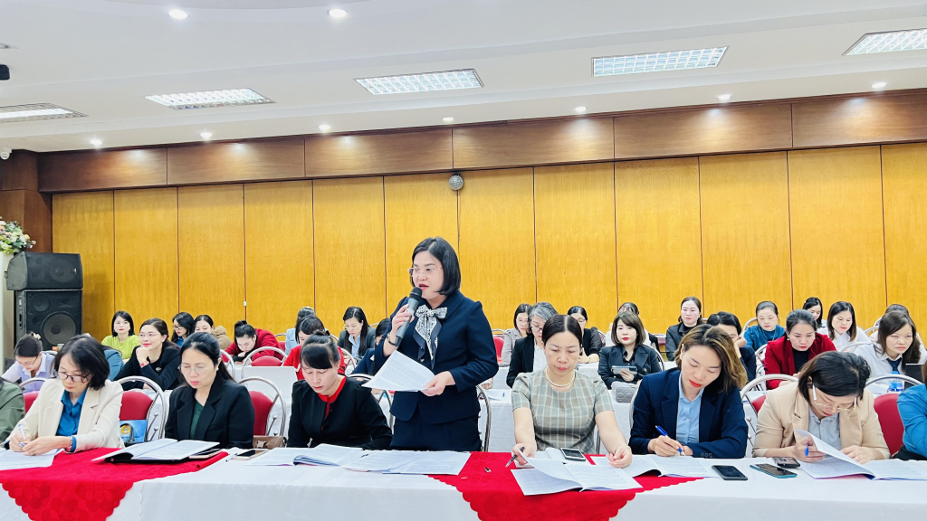 Đại diện LĐLĐ thị xã Quảng Yên phát biểu ý kiến tại hội thảo.