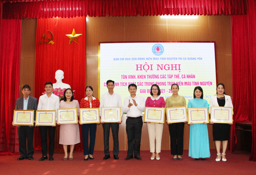 17 tập thể tiêu biểu được biểu dương, khen thưởng tại hội nghị.
