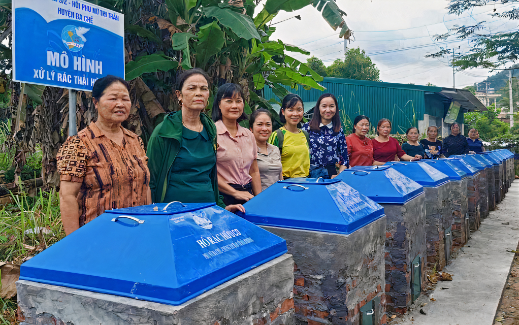 Phụ nữ huyện Ba Chẽ xây hỗ ủ rác hữu cơ để bảo vệ môi trường.