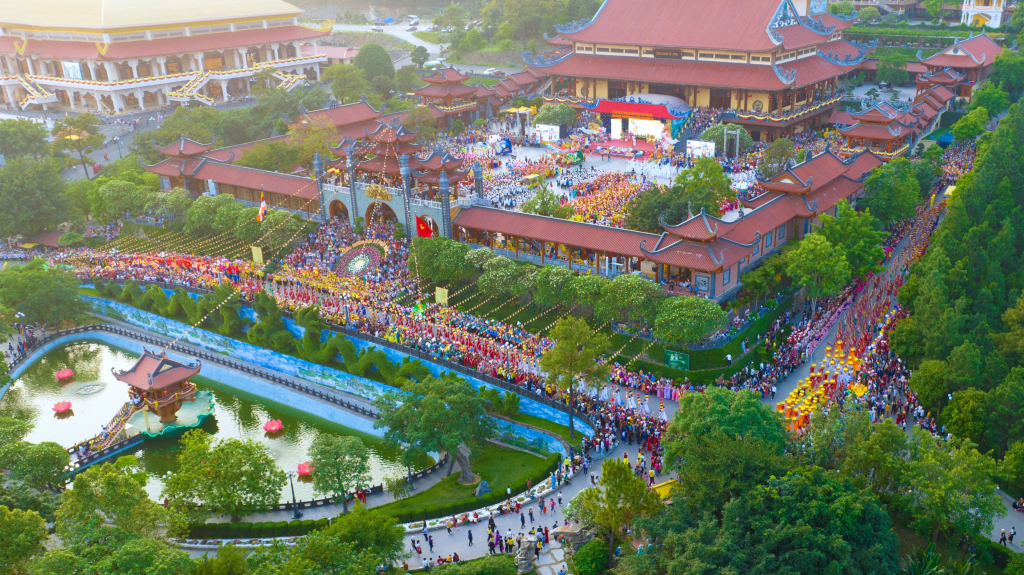 Chùa Ba Vàng (TP Uông Bí), hàng năm đón đến cả triệu lượt du khách, phật tử thập phương.