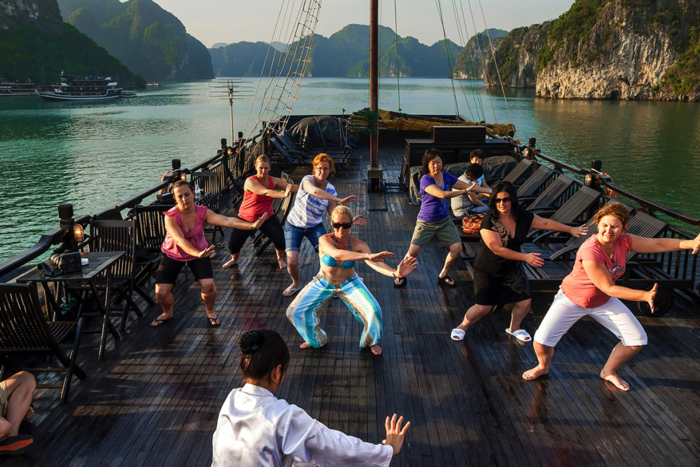 Du khách tham quan trên vịnh Hạ Long. Nguồn: nhiepanhdoisong.vn