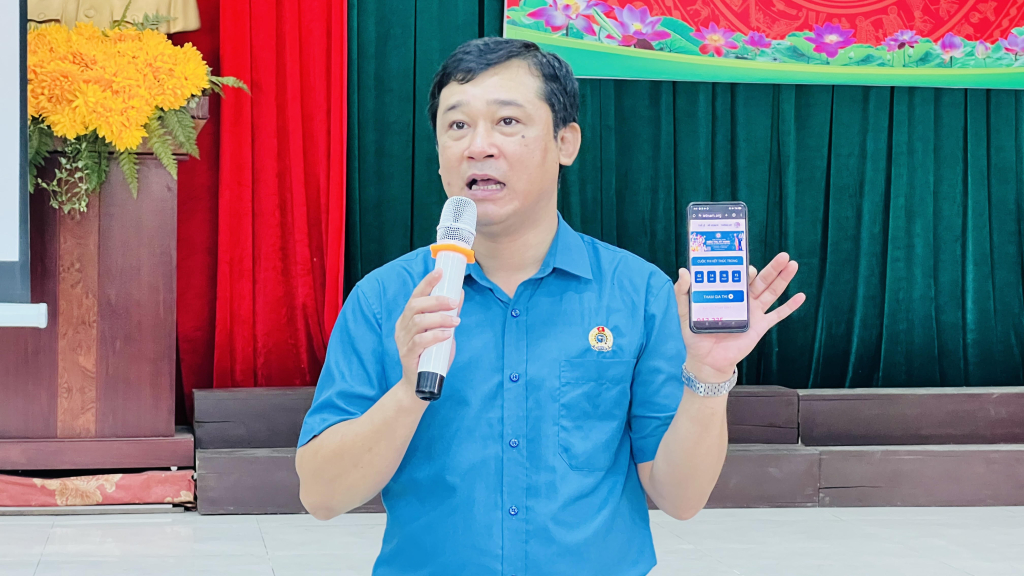 Lãnh đạo LĐLĐ Hạ Long hướng dẫn các học viên tham gia cuộc thi trực tuyến “Gửi niềm tin, trao kỳ vọng” chào mừng Đại hội XIII Công đoàn Việt Nam.