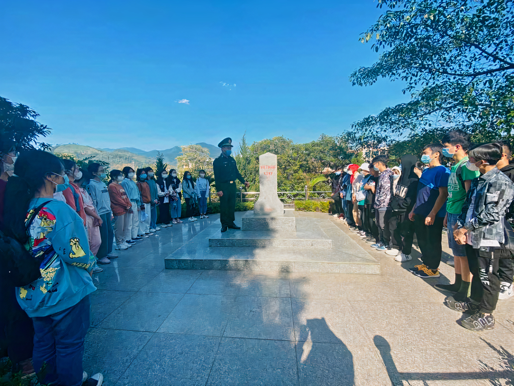 Cung Văn hóa thanh thiếu nhi tỉnh tổ chức cho học sinh thăm quan, trải nghiệm, tìm hiểu về cột mốc biên giới 1317 của huyện Bình Liêu.