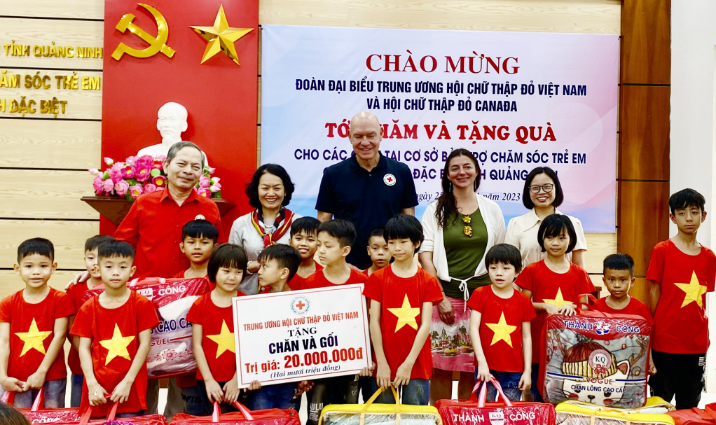 Bà Bùi Thị Hòa, Chủ tịch Trung ương Hội Chữ thập đỏ Việt Nam và ông Conrad Sauve Chủ tịch Hội Chữ thập đỏ Canada tặng quà cho trẻ em tại Cơ sở bảo trợ, chăm sóc trẻ em có hoàn cảnh đặc biệt tỉnh.