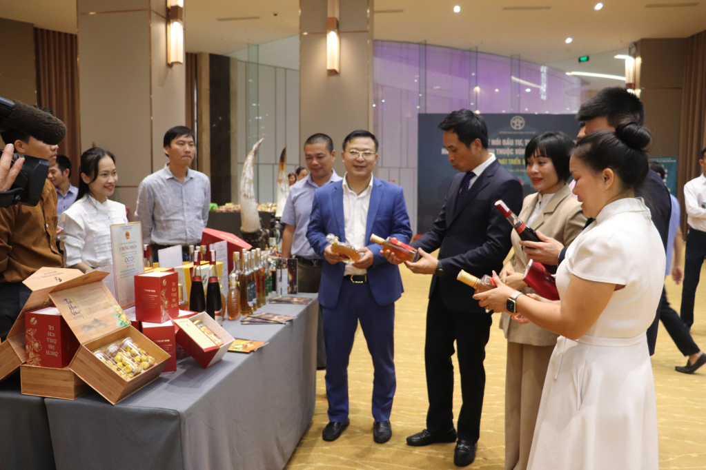 Đại biểu tham quan và tìm hiểu sản phẩm OCOP Quảng Ninh tại hội nghị kết nối đầu tư, thương mại, du lịch Hà Nội và các tỉnh thuộc vùng Đồng bằng sông Hồng, tháng 8/2023.