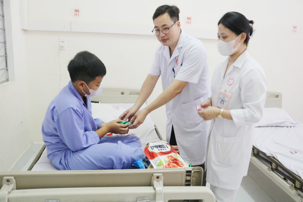 Bác sĩ Nguyễn Đình Minh, Phó Trưởng khoa nội, Trung tâm Y tế TX luôn gần gũi, nhiệt tình chăm sóc bệnh nhân