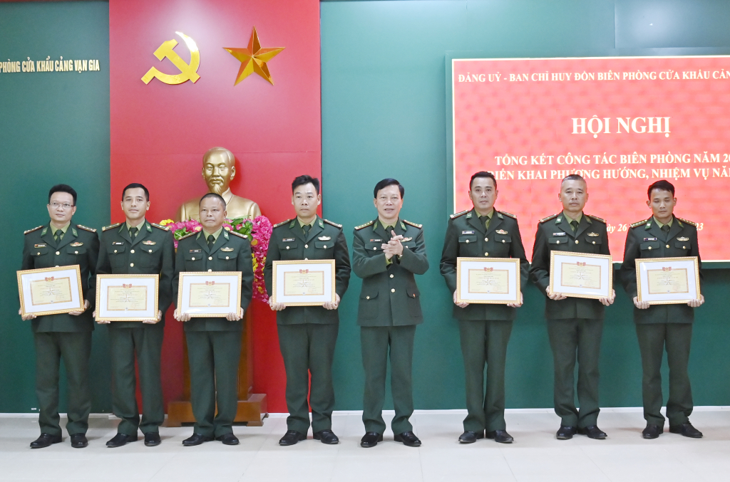 Đại tá Lê Xuân Men, Chính ủy BĐBP tỉnh trao tặng danh hiệu chiến sĩ thi đua cho các cá nhân.