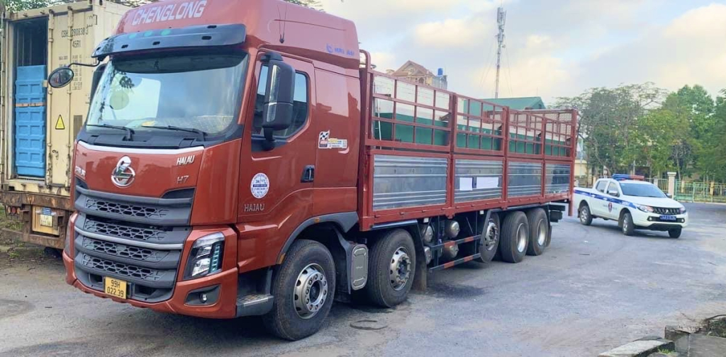 Công an huyện Hải Hà phát hiện xe ô tô tải trở 450kg cá tầm nhập lậu trái phép.