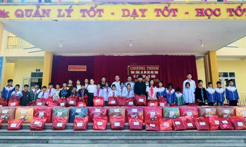 Doanh nghiệp Thuyết Dương đã trao tặng 48 chiếc chăn lông và 50 chiếc áo ấm cho các em học sinh nghèo, là đồng bào dân tộc thiểu số của trường PTDT bán trú THCS Quảng Sơn (Hải Hà).