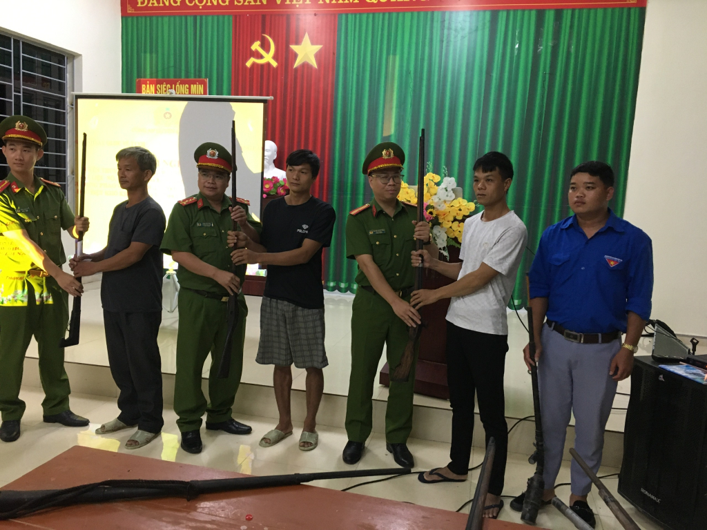 Người dân xã Quảng Lâm tự nguyên giao nộp vũ khí, vật liệu nổ, công cụ hỗ trợ