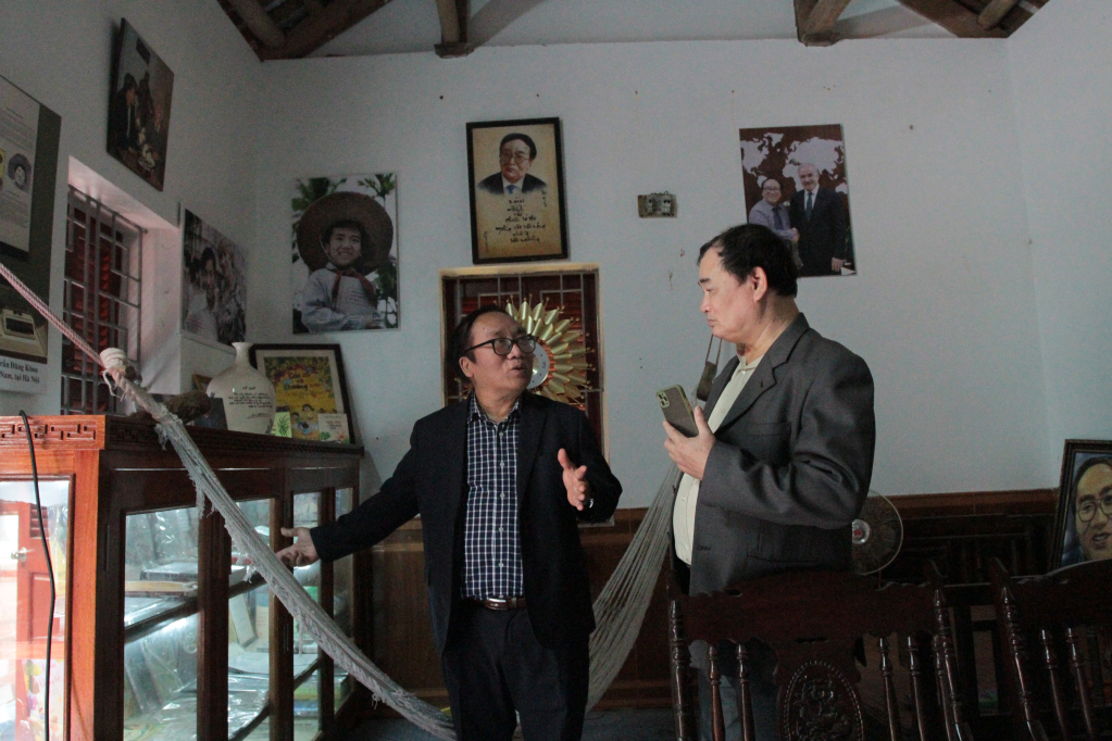 Nhà thơ Trần Đăng Khoa xúc động kể lại ký ức ấu thơ trong ngôi nhà cũ.