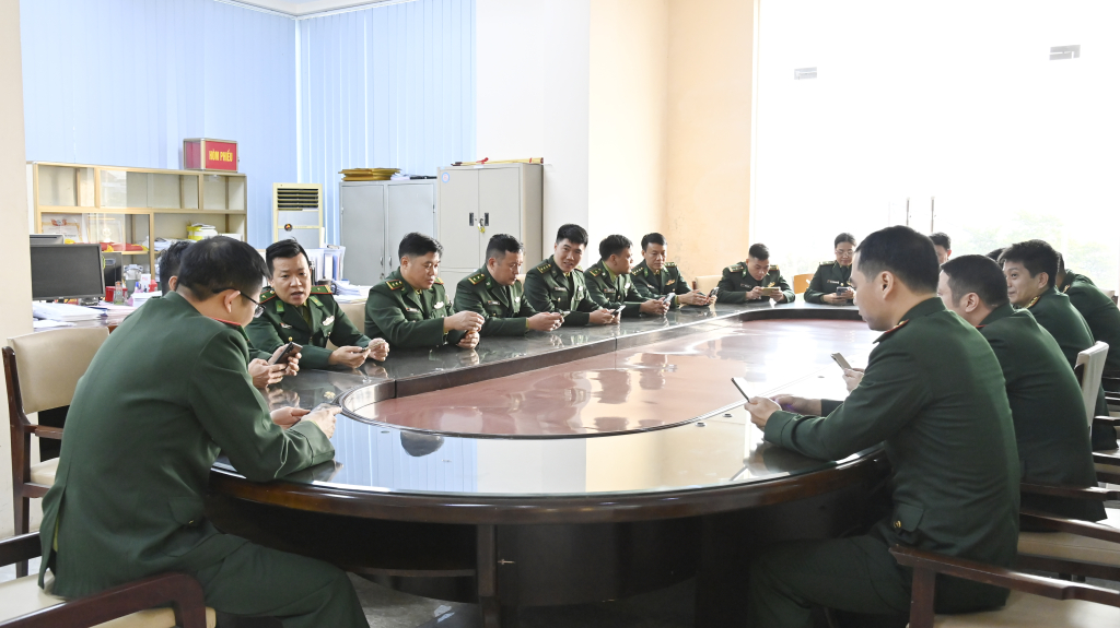 Cán bộ Phòng Chính trị (BĐBP Quảng Ninh) tham gia cuộc thi.