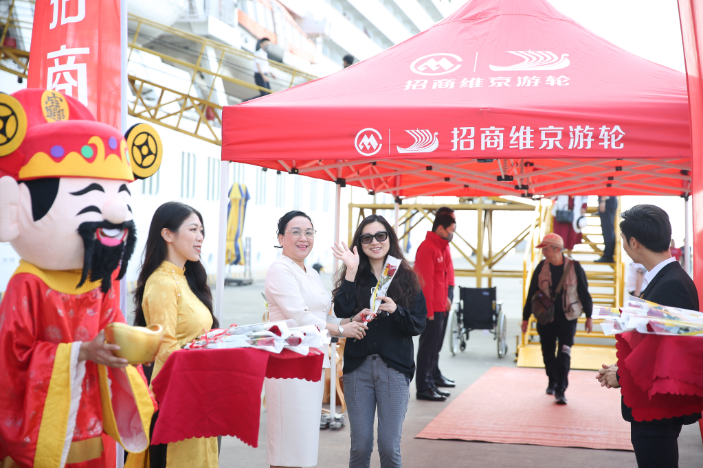 Cập cảng lúc 7h30 ngày 28/11, những hành khách từ tàu Zhao Shang Yi Dun được Cảng tàu khách quốc tế Hạ Long chào đón nồng hậu bằng hoa tươi và màn trình diễn múa lân sư rồng rộn ràng.