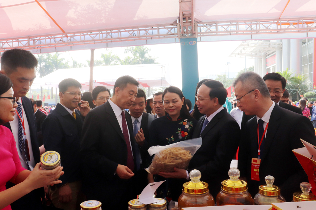 Các đại biểu tham quan các gian hàng trưng bày sản phẩm OCOP đặc trưng của tỉnh Quảng Ninh.