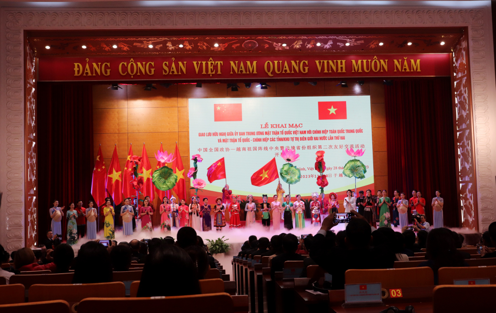 Chương trình nghệ thuật mang đậm bản sắc văn hoá của hai nước, các tiết mục ca ngơi tình hữu nghị Việt – Trung.