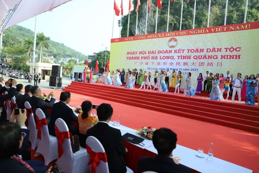 Các đại biểu hai nước đã tham dự Ngày hội đại đoàn kết với các hoạt động sôi nổi mang đậm màu sắc truyền thống của các dân tộc.