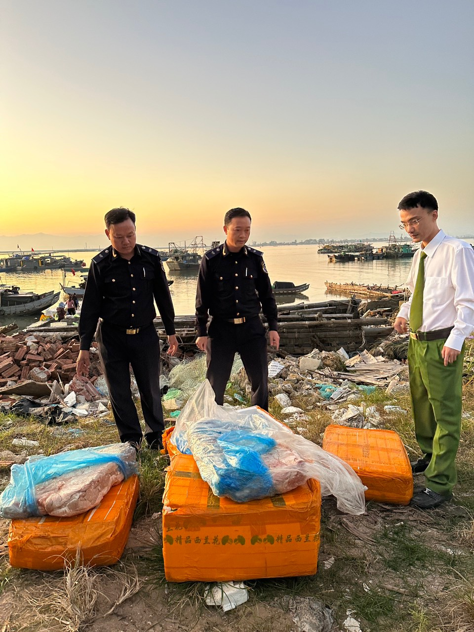  Chi cục Hải quan cửa khẩu cảng Vạn Gia phối hợp với Công an TP Móng Cái bắt giữ vụ vận chuyển trái phép 160 kg nầm lợn đông lạnh. 