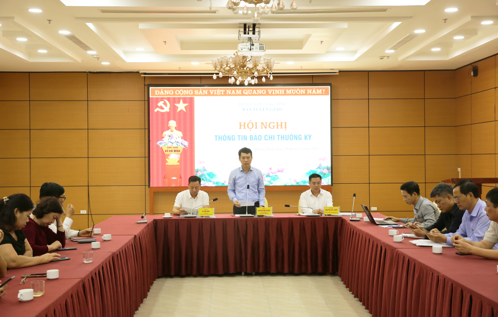 Đồng chí Nguyễn Hồng Dương, Trưởng Ban tuyên giáo tỉnh ủy định hướng tuyên truyền tại  hội nghị.