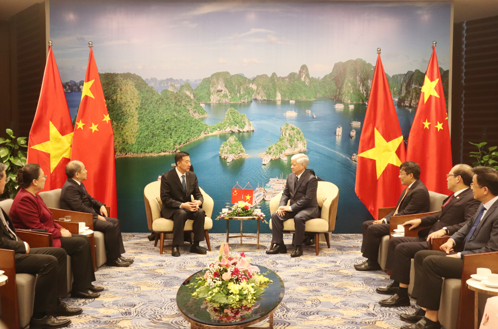 Đoàn đại biểu đại diện lãnh đạo Chính hiệp Toàn quốc Trung Quốc chào xã giao đồng chí Đỗ Văn Chiến, Bí thư Trung ương Đảng, Chủ tịch Ủy ban Trung ương MTTQ Việt Nam.