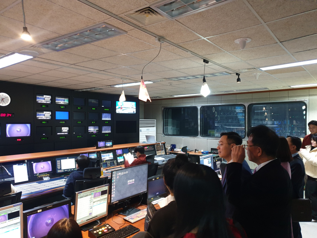 Đoàn công tác thăm khu sản xuất chương trình tại Đài PT-TH Gangwon.