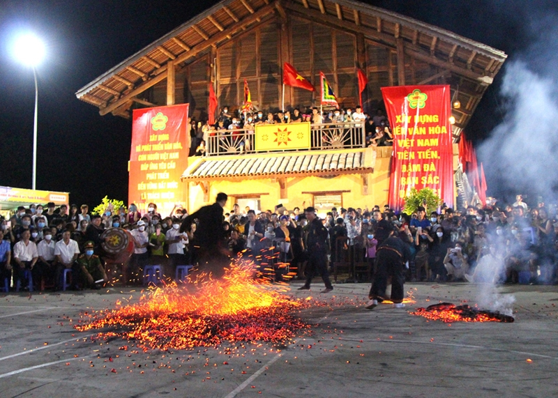 Nghi thức nhảy lửa trong lễ hội Bàn Vương huyện Ba Chẽ.