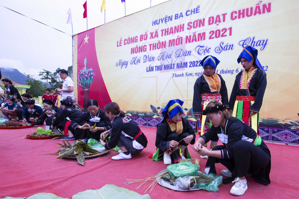 Thi gói bánh coóc mò tại Ngày hội Văn hóa dân tộc Sán Chay xã Thanh Sơn.