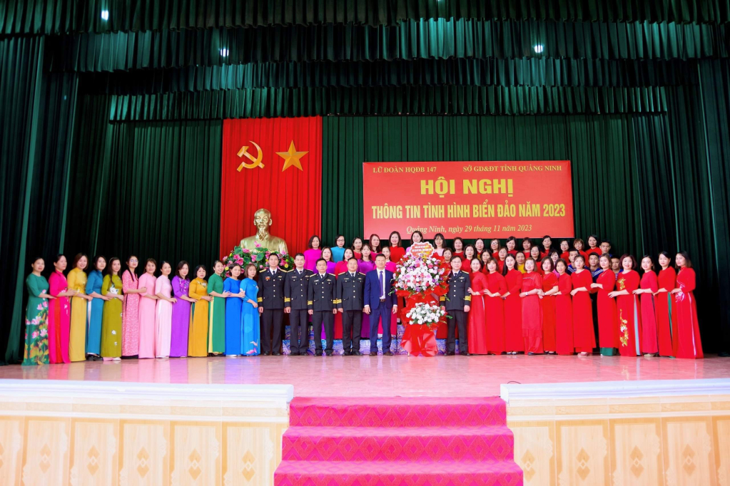 Cán bộ, giáo viên giảng dạy Lịch sử cấp THCS chụp ảnh lưu niệm tại Hội nghị.