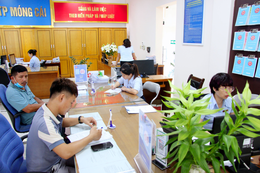 Giải quyết thủ tục hành chính cho công dân tại Trung tâm Hành chính công TP Móng Cái. Ảnh: Hải Ninh (Trung tâm TT-VH Móng Cái)