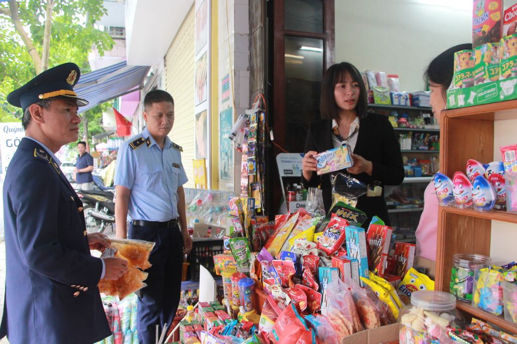 Đoàn tiến hành kiểm tra hàng quán tại trường THCS Trần Hưng Đạo- Quảng Yên.