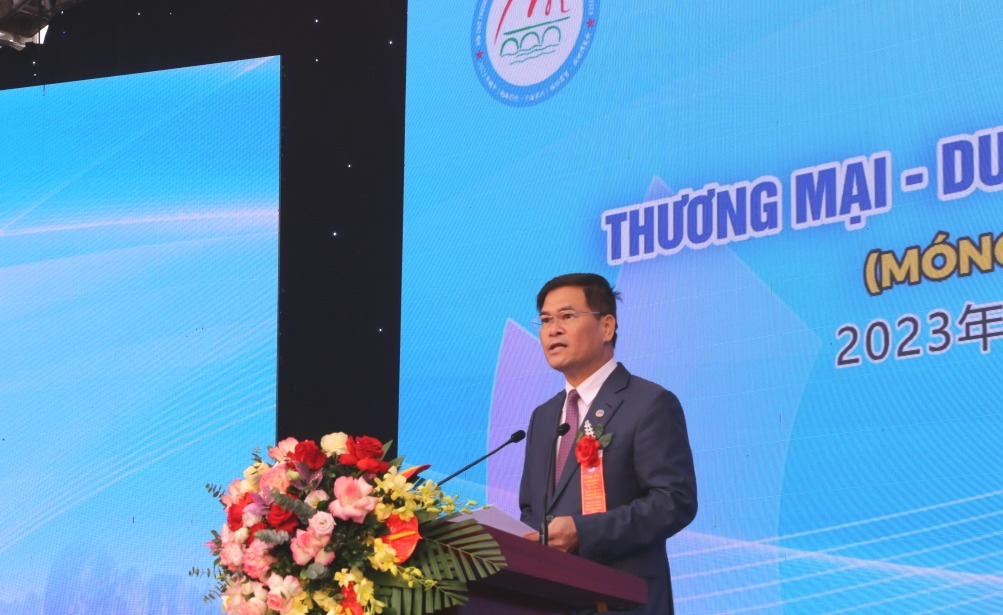 Đồng chí Bùi Văn Khắng, Ủy viên BTV Tỉnh ủy, Phó Chủ tịch UBND tỉnh phát biểu tại hội chợ