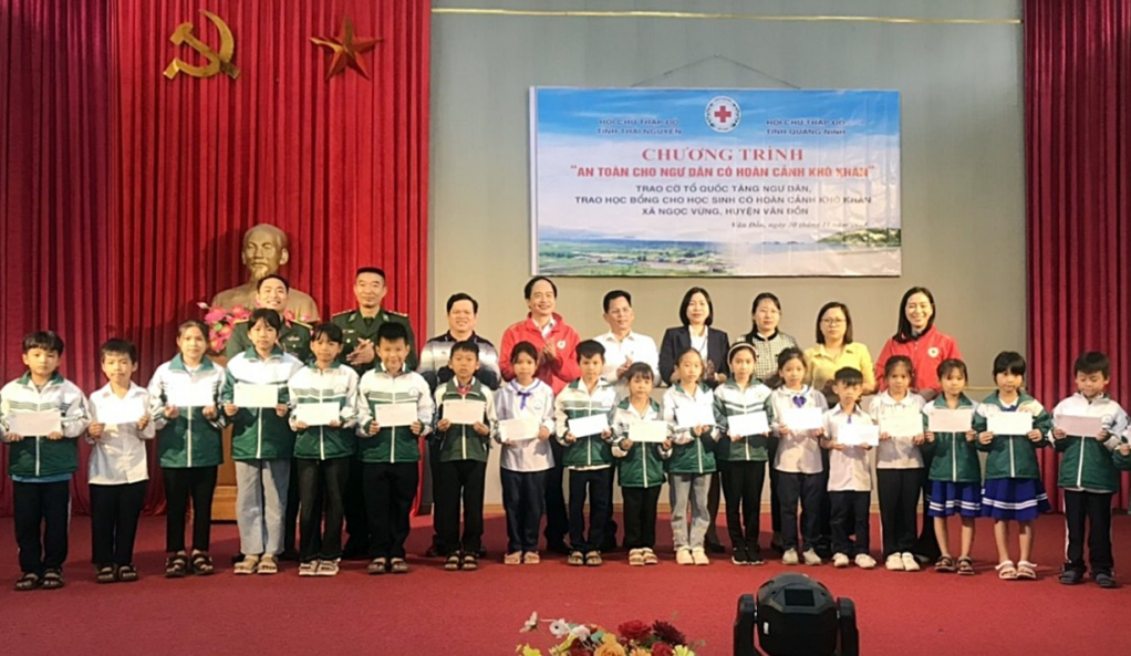 Lãnh đạo Hội Chữ thập đỏ huyện Vân Đồn cùng lực lượng vũ trang và chính quyền địa phương trao tặng suất học bổng cho học sinh hoàn cảnh khó khăn tại xã Ngọc Vừng (huyện Vân Đồn.