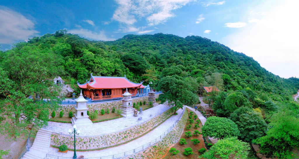 Toàn cảnh Am Ngọa Vân nhìn từ trên cao.