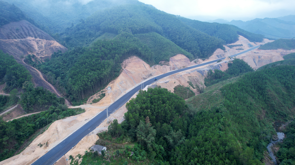Tuyến đường đoạn từ nút giao cầu vượt đường cao tốc Hạ Long - Vân Đồn thôn Trại Me, xã Sơn Dương đến thôn Đồng Trà, xã Đồng Lâm đã cơ bản hình thành.