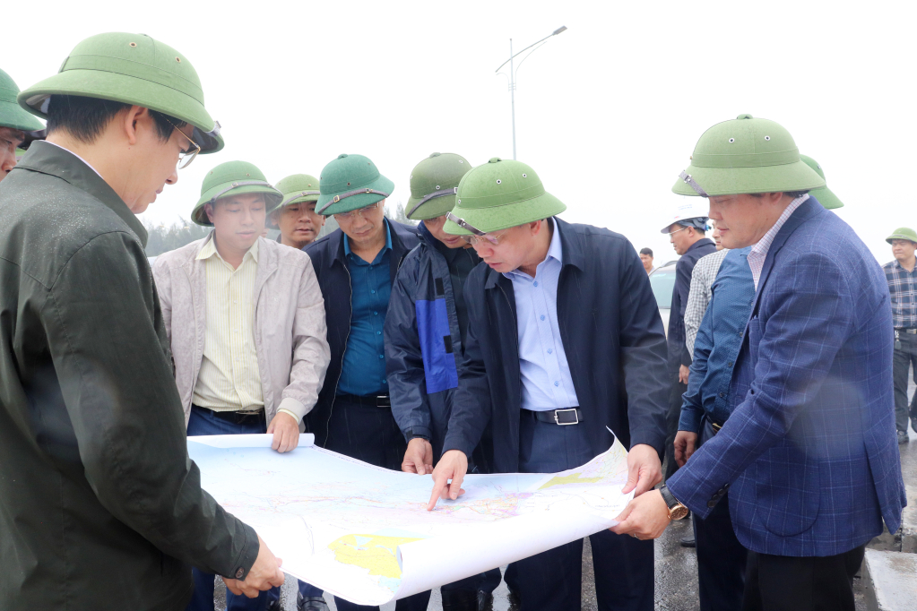 Đồng chí Bí thư Tỉnh ủy, Chủ tịch HĐND tỉnh kiểm tra dự án đường nối Quốc lộ 279 với đường tỉnh 342, đi qua các xã Lê Lợi và Sơn Dương. 