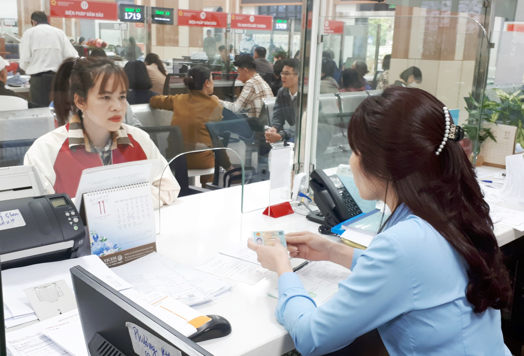Chị Nguyễn Thị Thảo (phường Hùng Thắng, TP Hạ Long) đến Trung tâm Hành chính công TP Hạ Long làm thủ tục rút BHXH một lần.