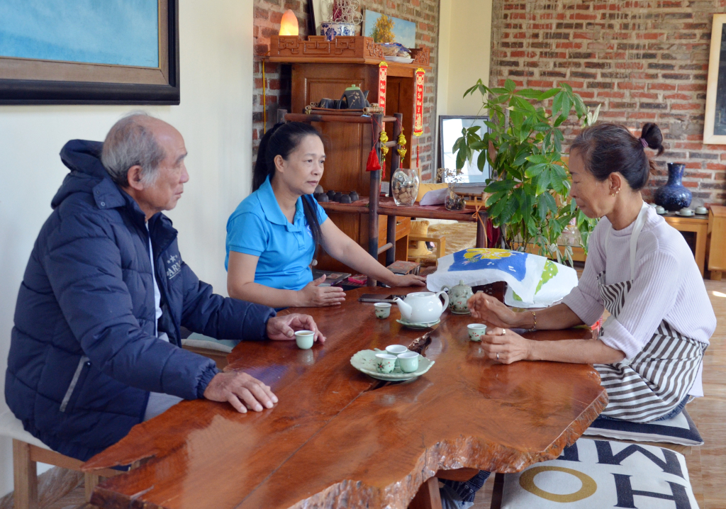 Bà Lê Thị Lan Hương (bên phải) trú tại thôn Đồng Tâm, xã Lê Lợi, TP Hạ Long, quyết định rút BHXH một lần để lấy tiền chữa bệnh và trang trải cuộc sống.