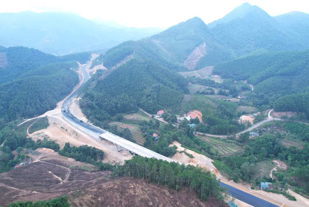 Tuyến đường đoạn từ nút giao cầu vượt đường cao tốc Hạ Long - Vân Đồn (thôn Trại Me, xã Sơn Dương) đến thôn Đồng Trà, xã Đồng Lâm sắp được hoàn thành.