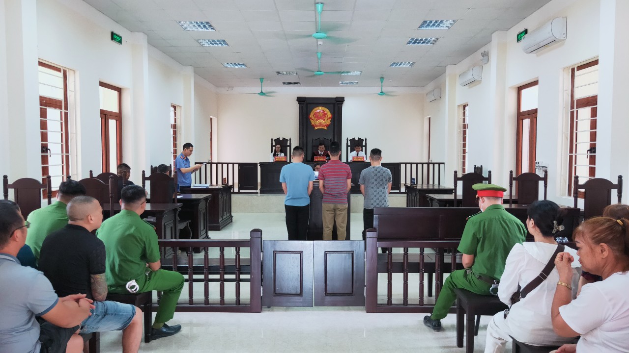 Kiểm sát viên VKSND huyện Ba Chẽ thực hành quyền công tố và kiểm sát xét xử tại phiên tòa hình sự. (Ảnh: Đơn vị cung cấp)
