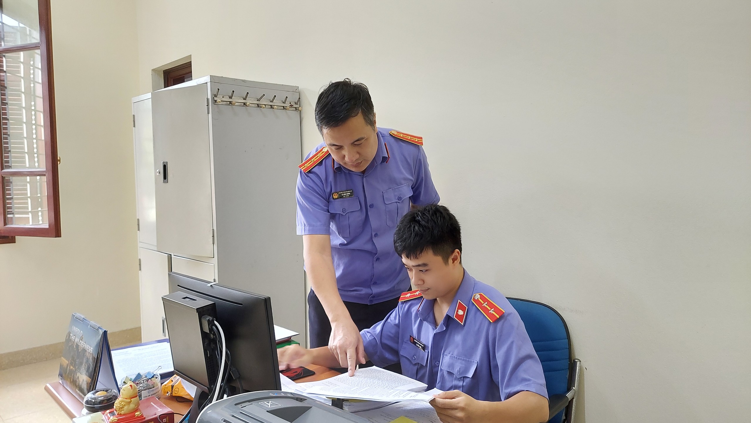 Lãnh đạo VKSND huyện Ba Chẽ trao đổi nghiệp vụ với cán bộ đơn vị.