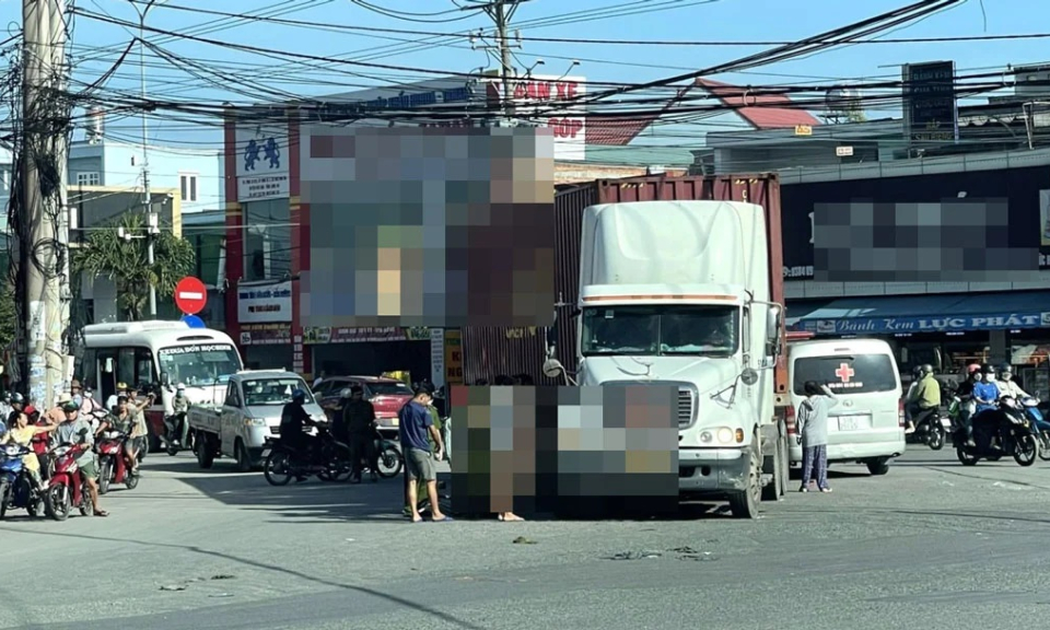 Va chạm xe container, một phụ nữ tử vong tại cổng khu công nghiệp