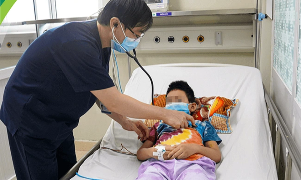 Mùa sốt xuất huyết: Trẻ sốt, nôn ói, đừng trì hoãn vào viện