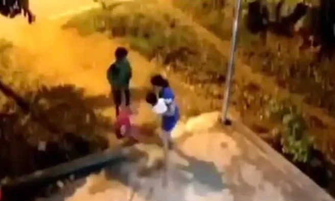 Bé gái bị bố cầm chân ném ra đường